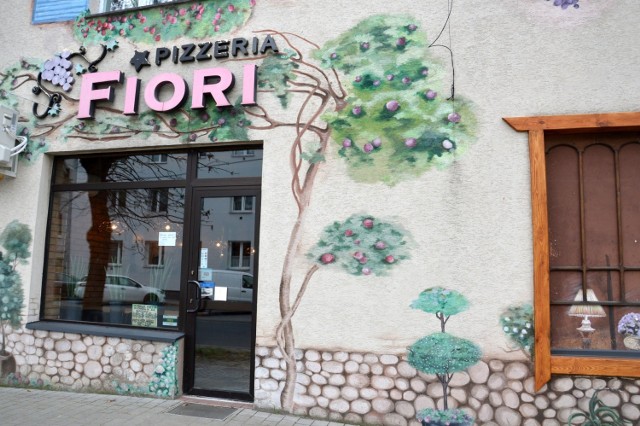 Pizzeria „Fiori”, na szybie kartka z informacją, że zamówienia przyjmowane są wyłącznie na dowóz lub odbiór osobisty