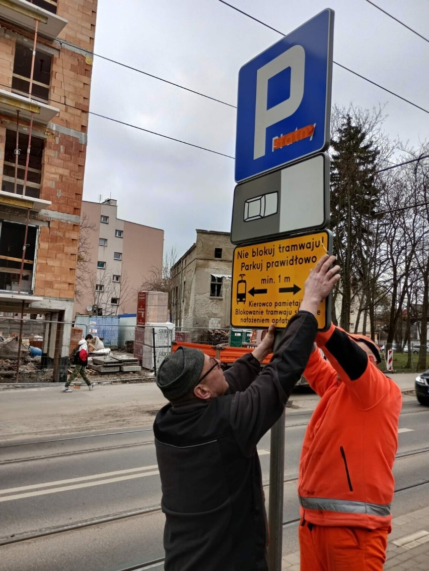 Karą za parkowanie pojazdu tak, że blokuje ruch tramwaju,...