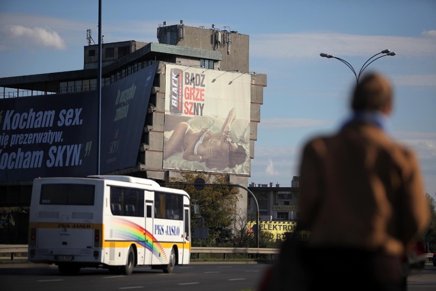 Kraków: kontrowersyjna reklama napoju &quot;Black&quot; na dawnym hotelu Forum [ZDJĘCIA]