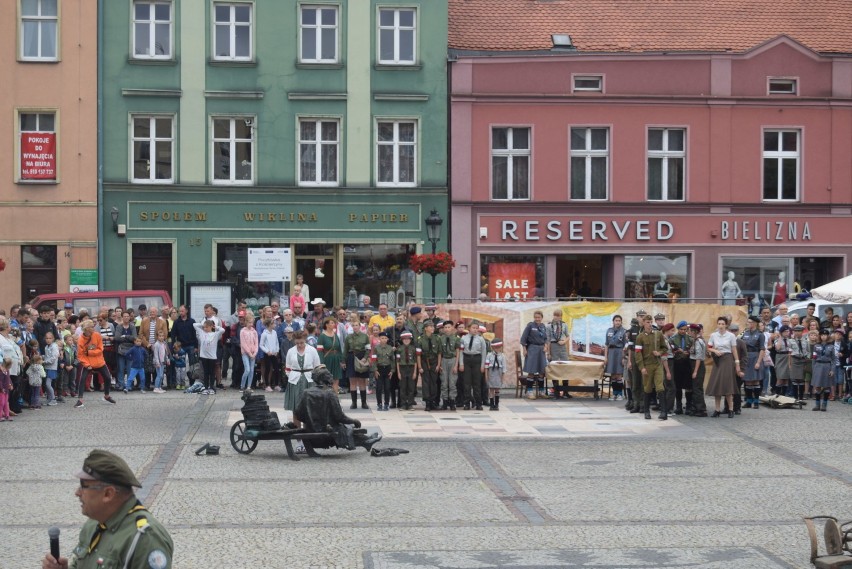 Rocznica Powstania Warszawskiego. Na Rynku w Kościerzynie można było zobaczyć niezwykłą inscenizację [ZDJĘCIA]