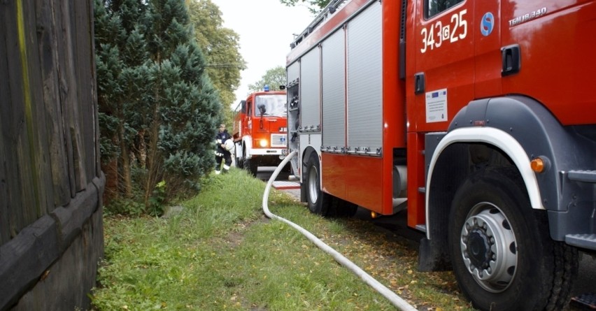 Cztery zastępy straży pożarnej walczyły z pożarem w...