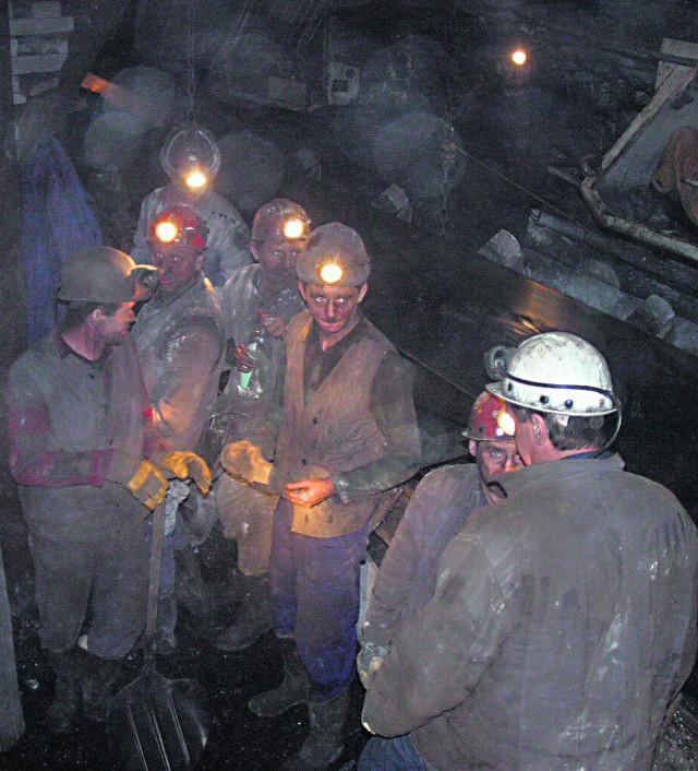 Górnicy pracują na dole. Na górze odczuwalne są wstrząsy