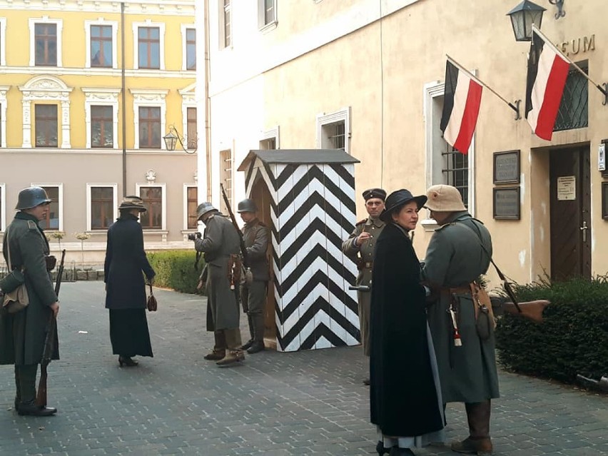 Grupa rekonstrukcyjna Drużyny Tradycji 70 Pułku Piechoty w Pleszewie wzięła udział w rekonstrukcji historycznej na krotoszyńskim rynku