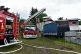 Biecz. Pożar w zakładzie stolarskim. Na miejscu pracują liczne zastępy straży pożarnej z OSP i JRG