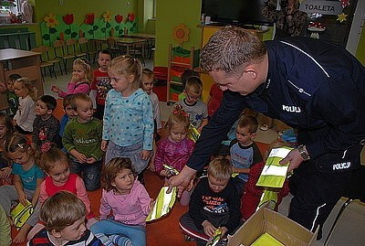 Policjanci odwiedzili przedszkolaków ZDJĘCIA