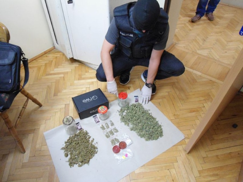 Policjanci znaleźli narkotyki w mieszkaniu [ZDJĘCIA]