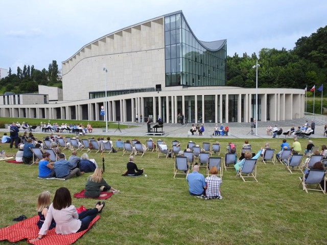 Przez okres wakacji Filharmonia Gorzowska zaprasza na Pikniki Chopinowskie.