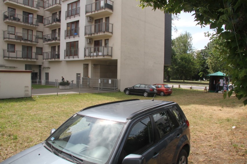 Wojna o trawnik w centrum Kielc - jest parking, będzie wielki biurowiec? 