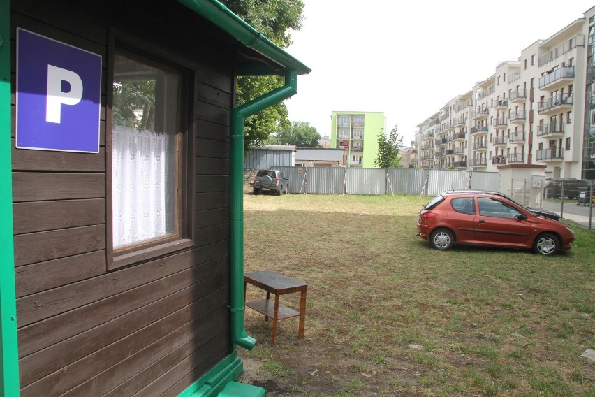 Wojna o trawnik w centrum Kielc - jest parking, będzie wielki biurowiec? 
