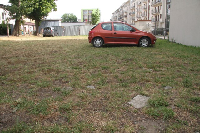 Czytelnik jest zbulwersowany, że na trawniku przy ulicy Solnej powstał parking. Właściciel broni się, że to dzika trawa a pod spodem znajdują się kamienie i płyty.