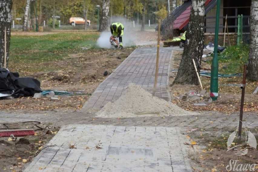 Prace przy budowie nowej plaży nad Jeziorem Sławskim w...