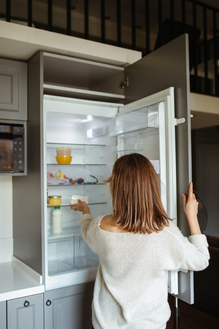 Jak przechowywać jedzenie w lodówce? Te zasady musisz znać! Zrób letnie porządki w lodówce