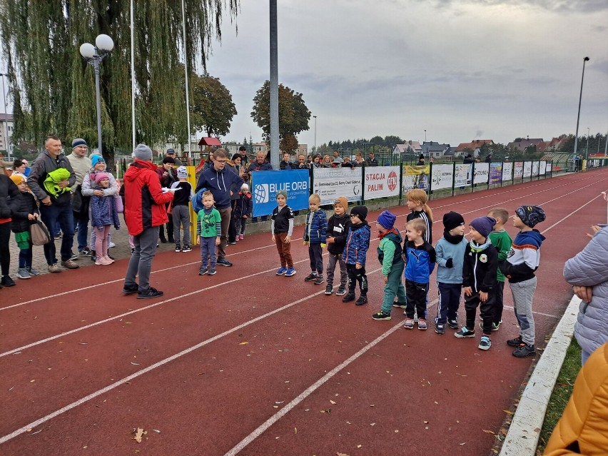 Na Miejskich Obiektach Sportowych odbył się III Dziecięco-Młodzieżowy Jesienny  Bieg Gburów