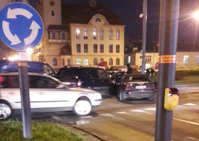 Po godzinie 16 doszło do zderzenie dwóch samochodów osobowych na Rondzie Grunwaldzkim na wylocie ulicy Nakielskiej. Na miejscu policja ustala przyczyny kolizji. W okolicach Ronda Grunwaldzkiego kierowcy napotkają utrudnienia. Więcej informacji wkrótce.