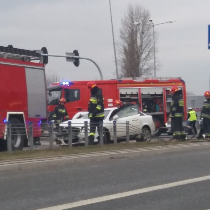 Groźny wypadek na trasie Górna! Zderzenie busa z samochodem osobowym [zdjęcia]