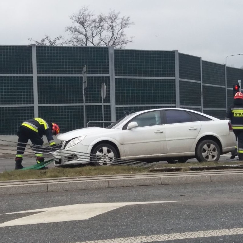 Groźny wypadek na trasie Górna! Zderzenie busa z samochodem osobowym [zdjęcia]