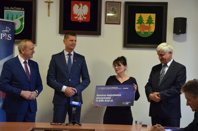 Wręczenie czeków w II edycji Polskiego Ładu w Starostwie Powiatowym w Hajnówce