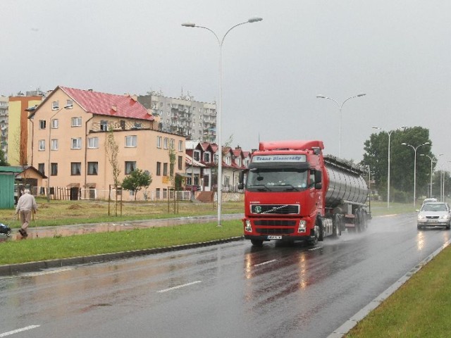 Mieszkańcy Osiedla Podkarczówka w Kielcach uważają, że w miejscu, przez które przejeżdża tak dużo samochodów ciężarowych, konieczna była instalacja ekranów akustycznych.
