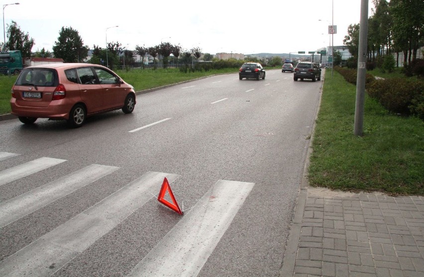 Wypadek w Kielcach. Pieszy trafił do szpitala 