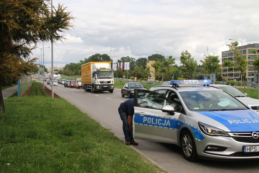 Wypadek w Kielcach. Pieszy trafił do szpitala 