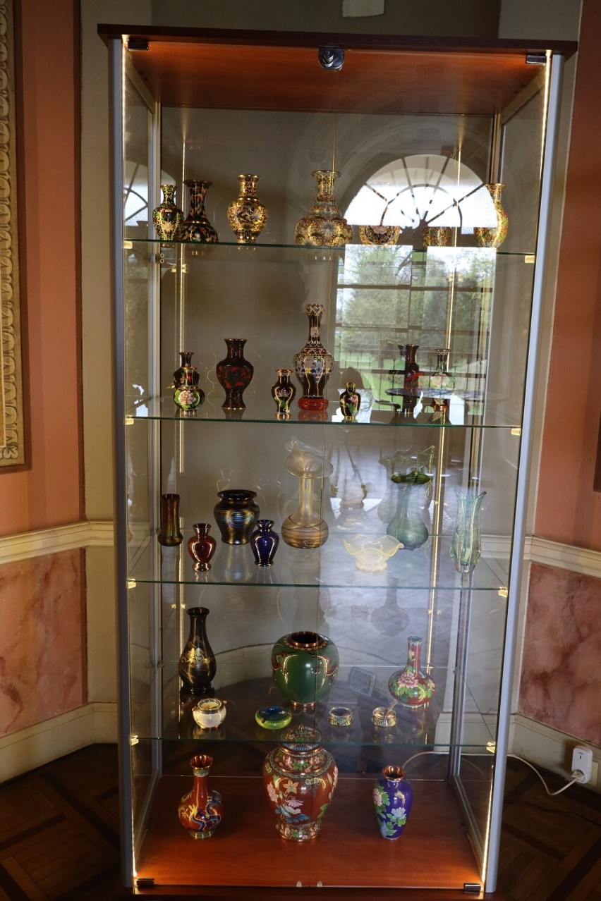 Wspaniale zdobione szkła i wyroby emalierskie w pałacowych komnatach. Wyjątkowa wystawa z Muzeum Ziemiaństwa w Dobrzycy