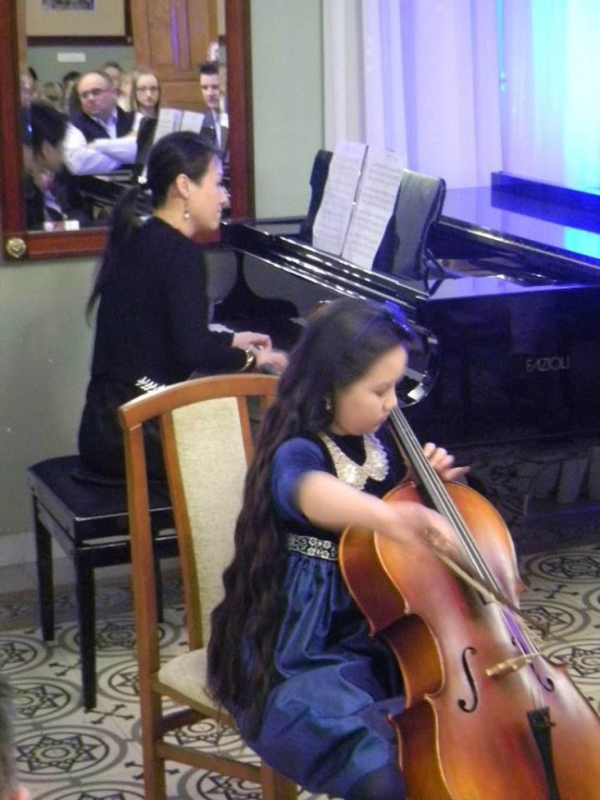 Awaz Lila Melodia gra na wiolonczeli a jej mama Man Li...