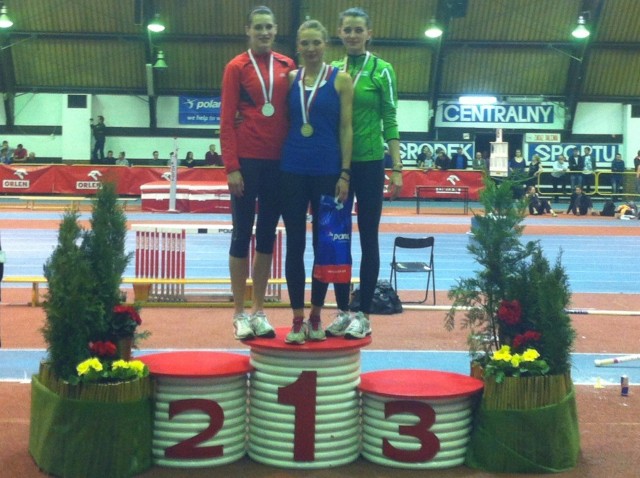 Agnieszka Borowska (z lewej) na podium w Spale