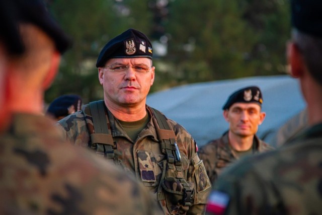 Gen. bryg. dr Robert Kosowski Siedemnastką dowodzi od 2018 r.  Jest żonaty, ma dwoje dzieci. Jego zainteresowania to historia i łowiectwo. W galerii więcej zdjęć pokazujących niecodzienną codzienność 17. WBZ (i jednostek, z którymi zdarza się jej ćwiczyć).