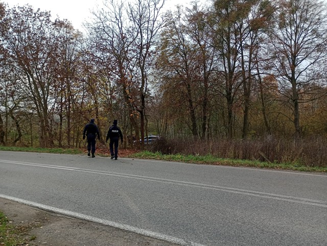 Zuchwała kradzież na ulicy Ogrodowej w Międzychodzie. Dwóch mężczyzn uciekło. Szuka ich międzychodzka policja.