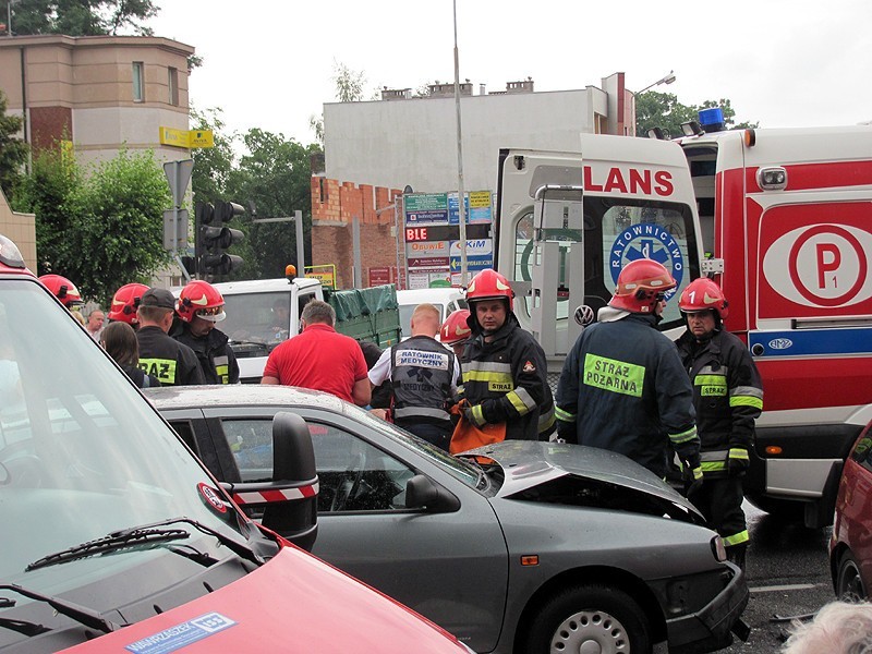 Kalisz: Wypadek na skrzyżowaniu ulic Górnośląskiej i Polnej. Dwie osoby w szpitalu. FILM i ZDJĘCIA