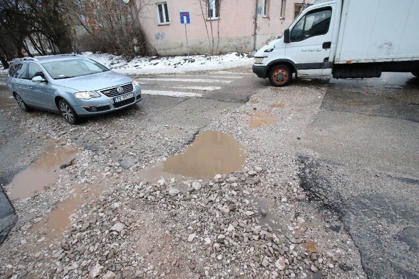 Ruchliwe skrzyżowanie w centrum Kielc bez asfaltu. Zamiast niego są kamienie   