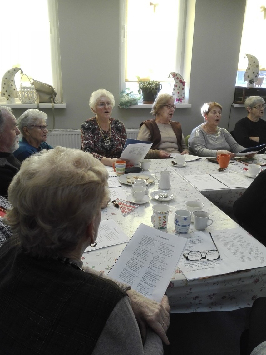 Kolędowanie. Zespół Śpiewaczy Zbąszyńskich Seniorów, u seniorów dziennego domu Senior-Wigor