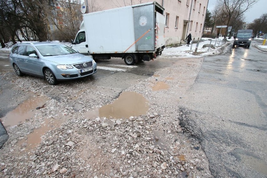 Ruchliwe skrzyżowanie w centrum Kielc bez asfaltu. Zamiast niego są kamienie   