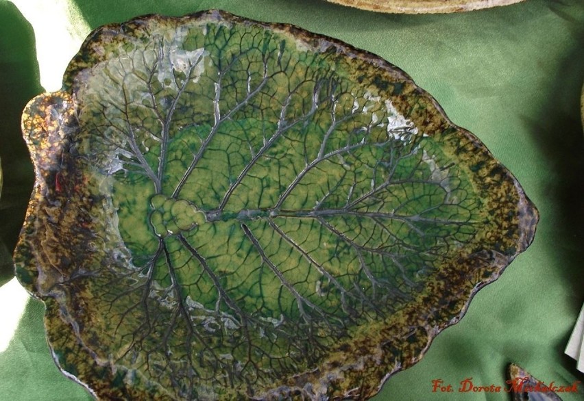 Ceramiczna patera w kształcie liścia.Fot. Dorota Michalczak