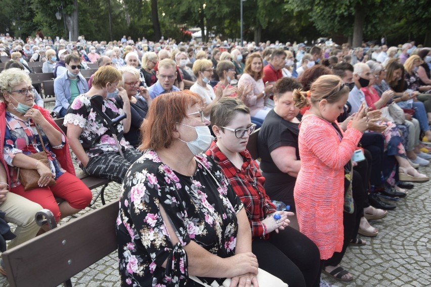 Występy odbywają się na deskach muszli koncertowej w parku...