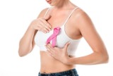 Rak piersi i jego objawy, których nie wolno bagatelizować. Zobacz, jak wykonać samobadanie piersi krok po kroku