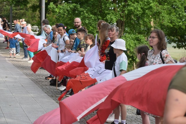 Mieszkańcy Krosna Odrzańskiego próbowali pobić rekord długości flagi narodowej podczas majówki.
