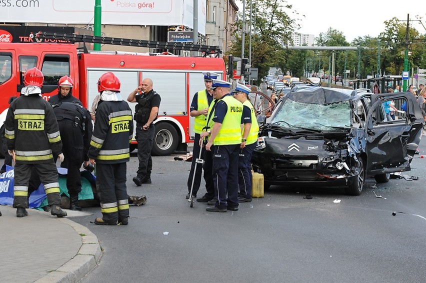 Poznań: Dorożka zderzyła się z autem. Martwy koń i troje rannych [ZDJĘCIA]