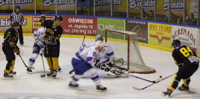 W końcówce meczu katowiczanie oblegali bramkę Unii. W meczu rozegranym w Oświęcimiu miejscowa Aksam Unia pokonała jednak HC GKS 2-1.