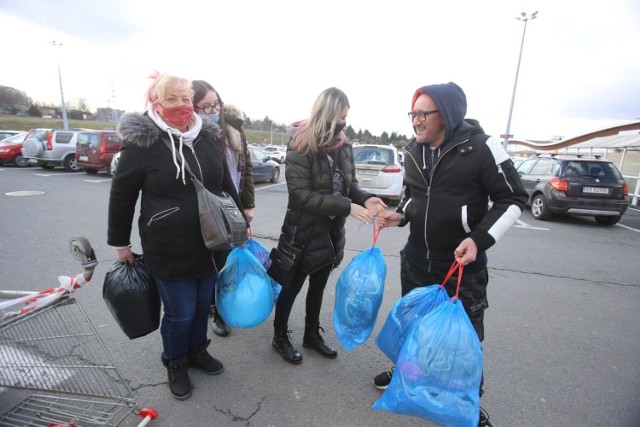 Sosnowiec: zbierali odzież na chorą Oliwkę. Odbierał ją piosenkarz Michał Wiśniewski. Nadal trwa zbiórka pieniędzy na leczenie dziecka.

Zobacz kolejne zdjęcia. Przesuwaj zdjęcia w prawo - naciśnij strzałkę lub przycisk NASTĘPNE