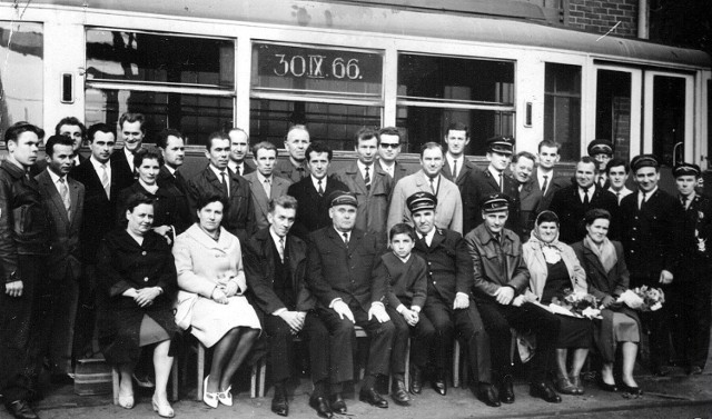 Przedstawiciele dyrekcji i załogi MPK w Wałbrzychu przy ostatnim tramwaju, który kursował po ulicach miasta
