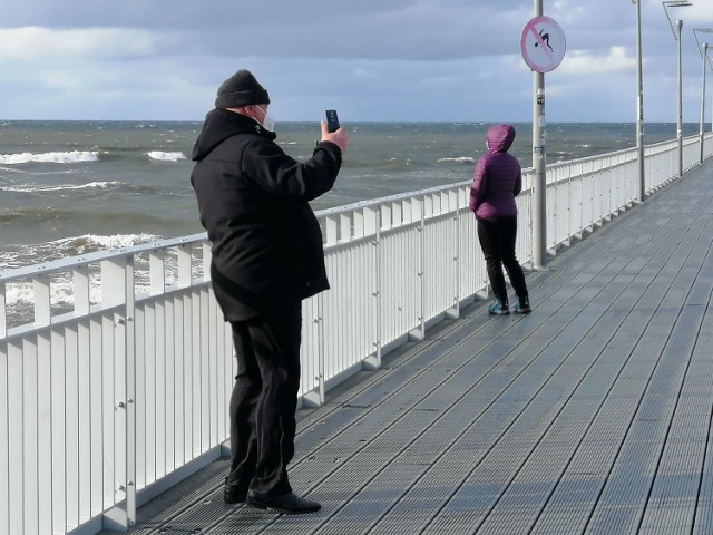 Widok z molo w Kołobrzegu na zachodni falochron i kitesurferów