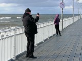 Świąteczny spacer po kołobrzeskiej plaży i molo -  kitesurferzy w akcji