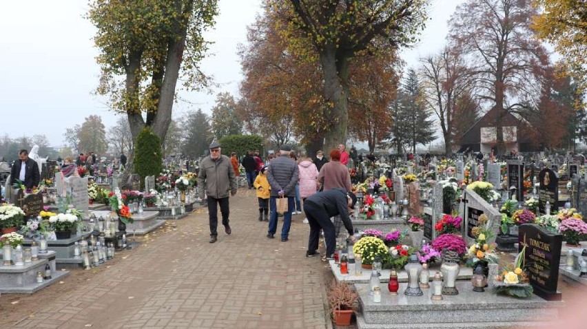 Wszystkich Świętych. Tłumy na cmentarzu parafialnym w Budzyniu 