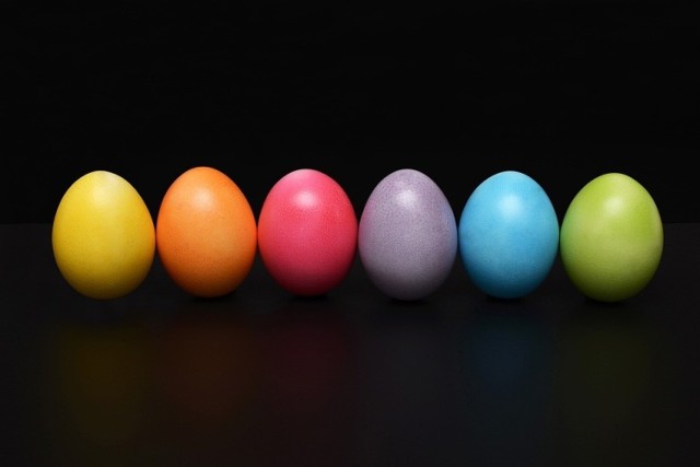 Pokolorowane i suche jaja należy przetrzeć szmatką nasączoną olejem i spryskać lakierem do włosów.