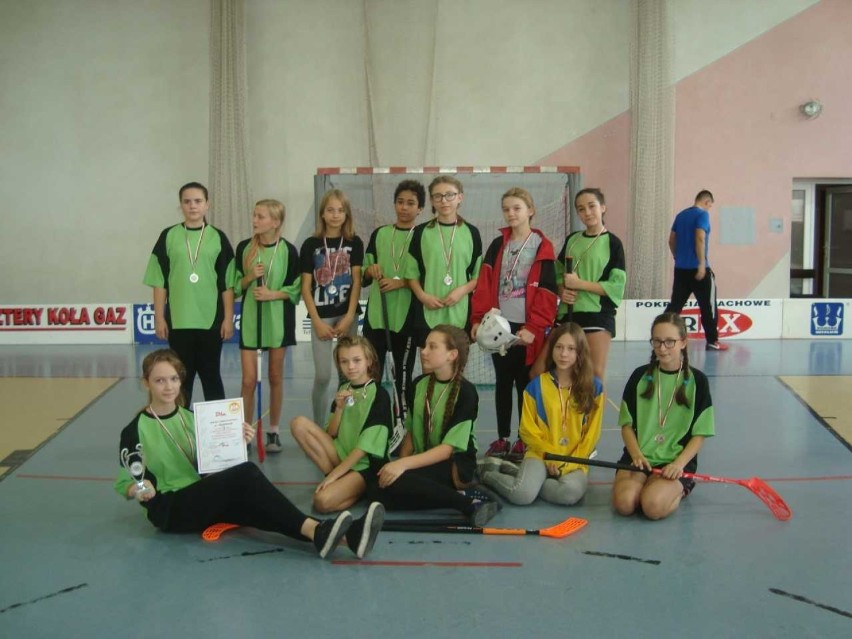 W Białej rozegrano mistrzostwa powiatu wieluńskiego w unihokeju. Wygrały drużyna dziewcząt z SP w Ostrówku[FOTO, WYNIKI]