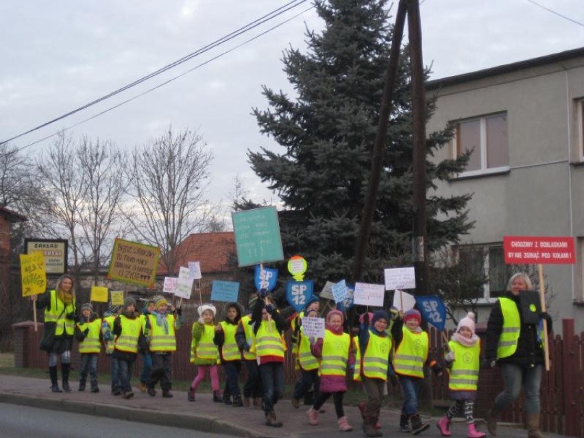 Happening w Rybniku: Dzieciaki namawiały do noszenia odblasków 