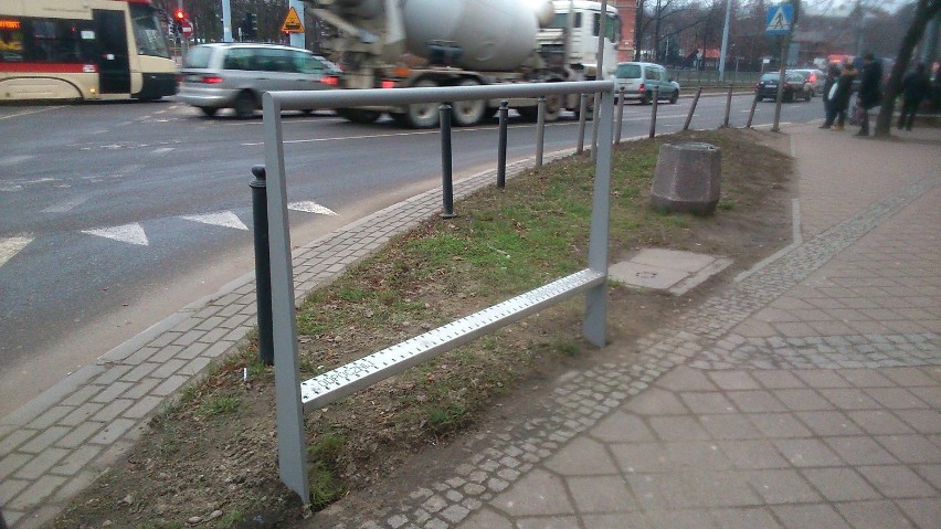 Przy przejściach dla pieszych w Gdańsku pojawiły się podpórki dla rowerzystów [ZDJĘCIA] 