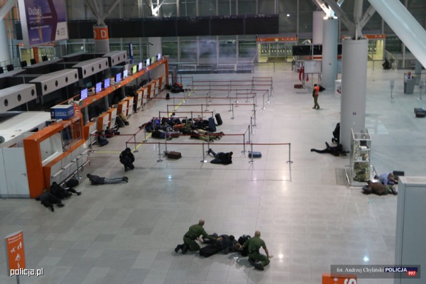 Grupa terrorystów otworzyła ogień na lotnisku Chopina. Tak...