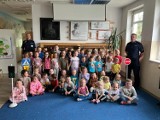 Policjanci odwiedzili przedszkolaków z Chobienic. Rozmawiano o bezpieczeństwie i historii Sierżanta Pyrka